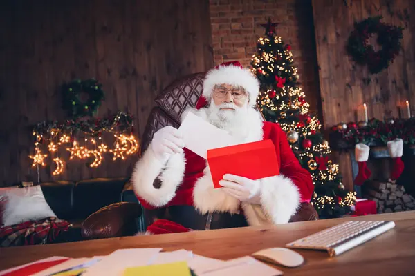照片上 英俊而严肃的圣诞老人身穿红衣 身穿红衣 读着求职信回家 — 图库照片