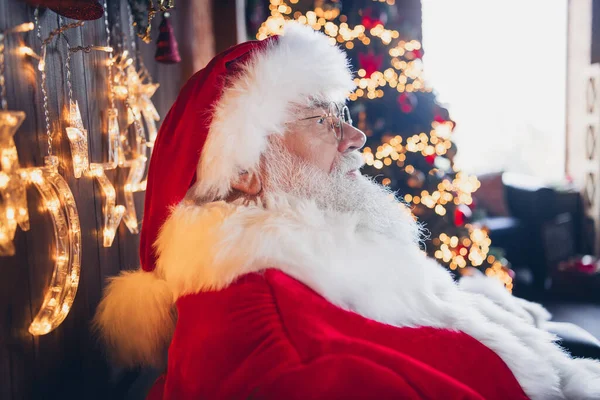 Foto Van Dromerige Positieve Santa Claus Gekleed Rode Oogkledij Genieten — Stockfoto