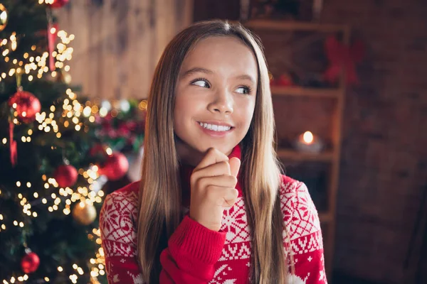 思慮深いかわいい小さな女の子の写真は赤いプリントセーターアーム中国を着用し 新しい年の贈り物は屋内部屋を渡りました — ストック写真