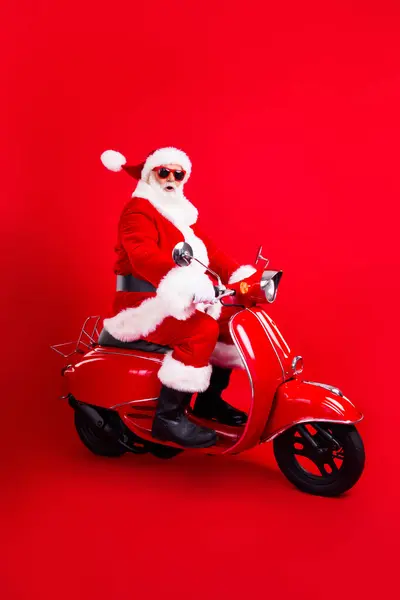 Full Storlek Foto Förvånad Rolig Farfar Bära Trendiga Santa Kostym — Stockfoto