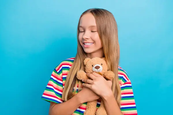 Porträtt Nöjda Trevlig Tonåring Flicka Bära Färgglada Shirt Omfamna Fluffig — Stockfoto
