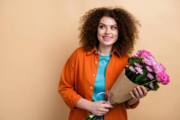 Foto Retrato Atraente Jovem Mulher Segurar Flores Olhar Espaço Vazio — Fotografia de Stock