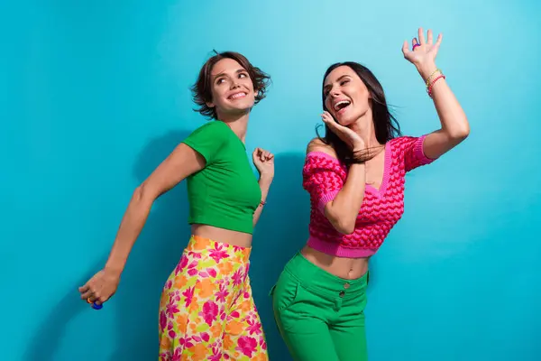 Renkli Kıyafetler Giymiş Dans Eden Boş Bir Diskoteğin Keyfini Çıkaran — Stok fotoğraf