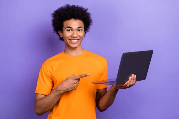 Foto Chico Alegre Joven Indican Dedo Aplicación Favorita Entretenimiento Web —  Fotos de Stock