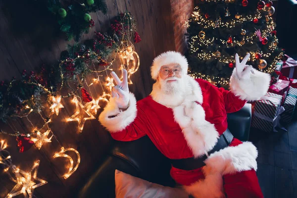 Φωτογραφία Από Ενθουσιασμένοι Funky Santa Claus Ντυμένο Κόκκινο Κάθεται Άνετο — Φωτογραφία Αρχείου