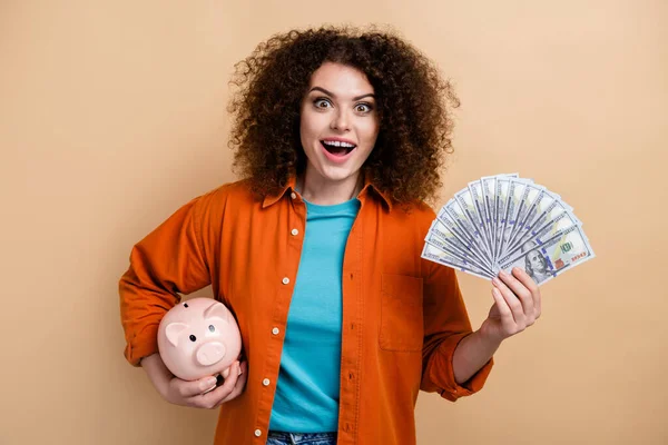 Foto Retrato Linda Jovem Senhora Segurar Notas Dinheiro Animado Piggy — Fotografia de Stock