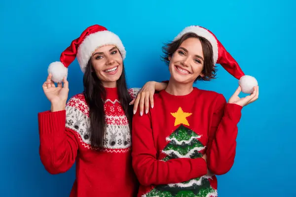 Photo Positive Girls Santa Costume Advertise Traditional Holly Jolly Gifts — Stock Photo, Image