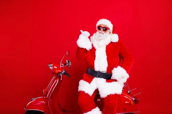 Porträtt Cool Snygg Santa Claus Med Vitt Skägg Sitter Skoter — Stockfoto
