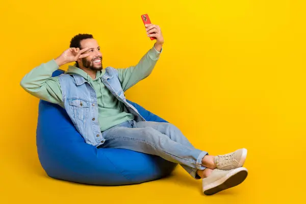 Ganzkörperfoto Des Optimisten Latin Young Guy Student Zeigen Zeichen Selfie — Stockfoto