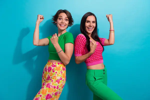 Şanslı Heyecanlı Kadınların Renkli Kıyafetler Giyip Evet Diye Bağırdığı Bir — Stok fotoğraf