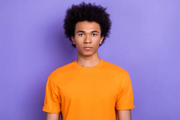 Портрет Сосредоточенного Молодого Человека Спокойное Лицо Смотреть Камеры Изолированы Фиолетовом — стоковое фото