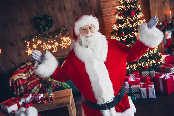 興奮するファンキーなサンタクロースの写真は クリスマス北極の家の中で手を上げる笑顔の赤いアイウェアを着た — ストック写真