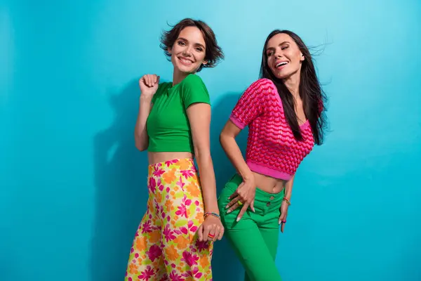 Foto Chicas Bastante Brillantes Vestidos Trajes Coloridos Bailando Divertirse Espacio — Foto de Stock