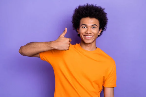 积极友善的男人面带微笑的画像手指头显示出在紫色背景下被隔离的大拇指向上的认可 — 图库照片