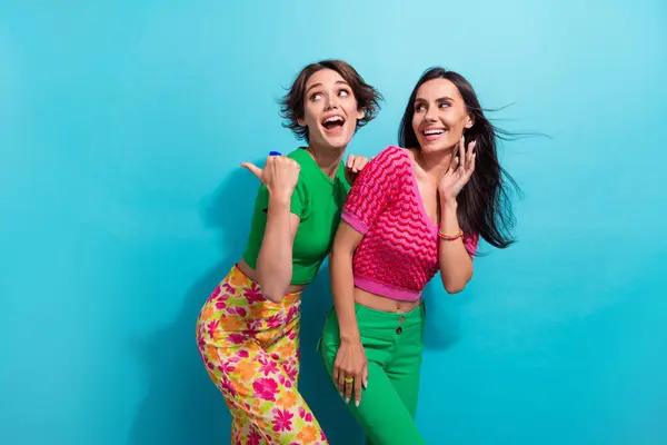 Etkilenmiş Tatlı Bayanların Fotoğrafları Renkli Elbiseler Giyerek Başparmağıyla Boş Izole — Stok fotoğraf