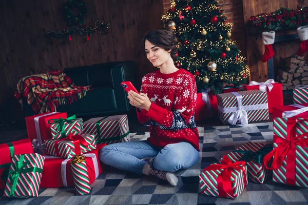 Ganzkörper Foto Der Jungen Dame Boden Sitzend Weihnachtsmann Helfer Senden — Stockfoto