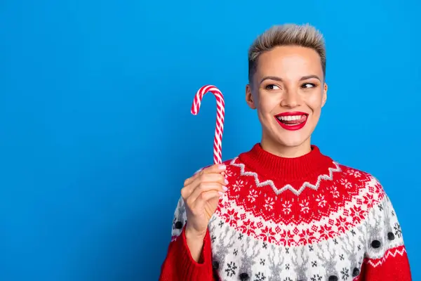 Potret Muda Positif Natal Promotor Gadis Mengenakan Sweter Meriah Merah — Stok Foto