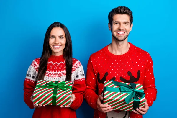 Çekici Genç Çiftin Portresi Hediye Alışverişi Yapıyor Noel Süsleri Giyip — Stok fotoğraf