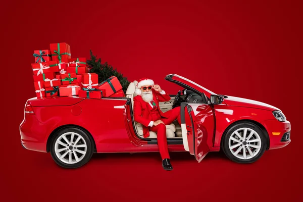 Bild Trendiga Ser Cool Säker Santa Claus Leverera Auto Gåvor — Stockfoto