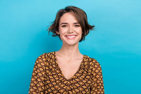 Retrato Otimista Modelo Menina Agradável Usar Marrom Camisa Elegante Dente — Fotografia de Stock