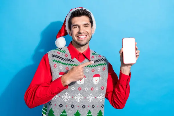 Photo Toothy Beaming Guy Porter Chapeau Noël Indiquant Affichage Smartphone — Photo
