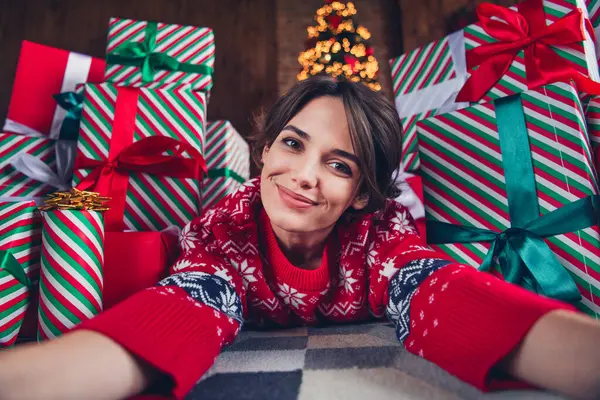 屋内装飾された魅力的な若い女性の写真 床に横たわるギフトパイルセルフィー 赤いセータークリスマスの部屋のインテリアデザインツリー — ストック写真