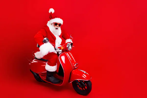 Full Längd Foto Imponerad Santa Claus Elegant Solglas Körning Röd — Stockfoto