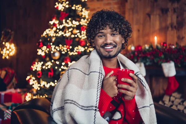 Foto Lindo Chico Árabe Guapo Vestido Punto Suéter Navidad Manta — Foto de Stock