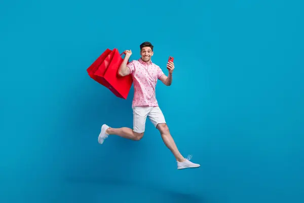 Ganzkörper Profil Foto Von Aufgeregten Gutaussehenden Kerl Springen Halten Einkaufstaschen — Stockfoto