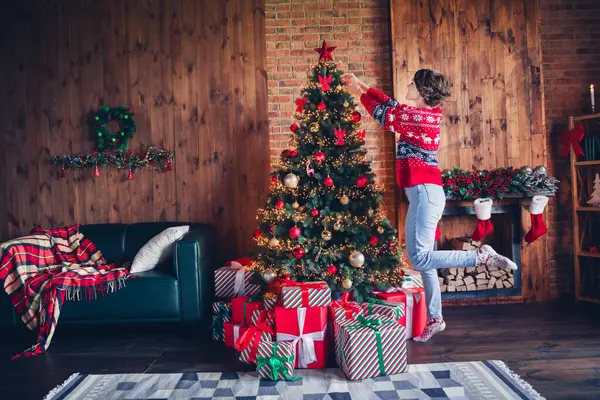 Foto Comprimento Total Pessoa Pacífica Pendurar Brinquedos Árvore Evergreen Christmastime — Fotografia de Stock