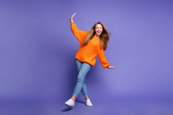 Полнометражный Снимок Танцующей Девочки Подростка Носить Оранжевый Пуловер Джинсами Хэллоуин — стоковое фото