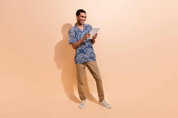 Plná Délka Fotografie Pozitivní Veselý Muž Oblečený Stylové Košile Hnědé — Stock fotografie