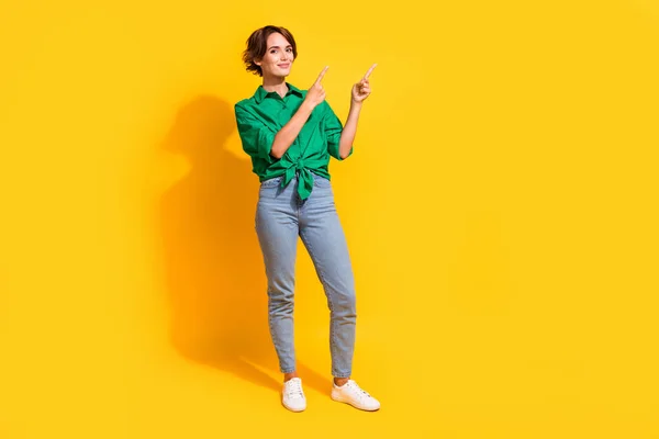 Pozitif Kadının Tam Boy Fotoğrafı Yeşil Tişört Giyiyor Parmağı Boş — Stok fotoğraf