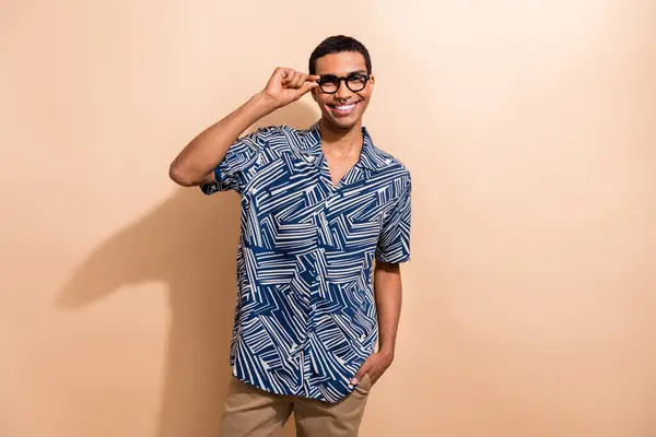 Fotografie Pozitivní Veselý Muž Oblečený Trendy Oblečení Koupit Cool Příslušenství — Stock fotografie