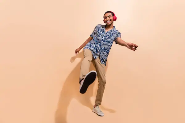 Ganzheitliche Foto Von Positiven Fröhlichen Mann Gekleidet Stilvolle Hemd Braune — Stockfoto