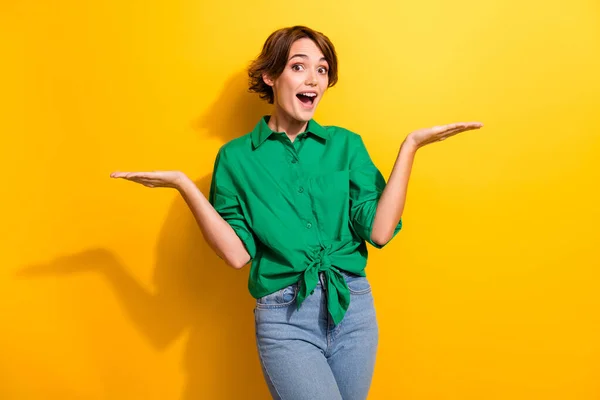 Foto Excitada Senhora Funky Usar Camisa Verde Mostrando Braços Escalas — Fotografia de Stock
