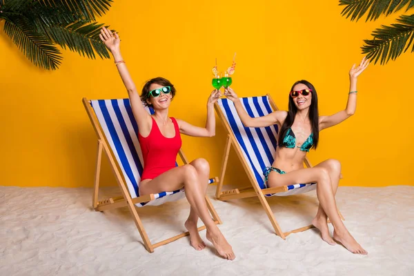 照片上 两个女孩与莫吉托饮料一起寒战 享受夏日异国情调的度假胜地 有着鲜亮的色彩 — 图库照片