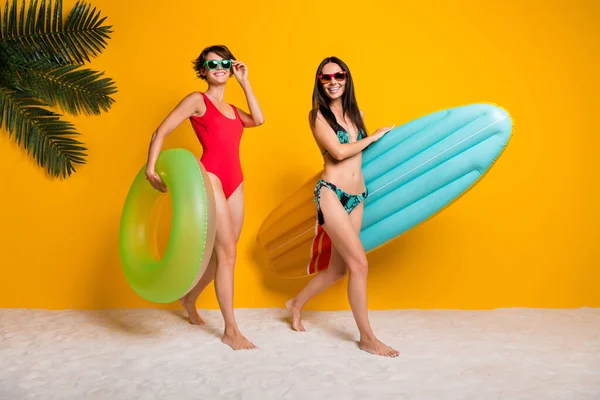 Tatlı Pozitif Bayanların Tam Boy Fotoğrafı Bikini Yürüyüşü Şişirilebilir Sörf — Stok fotoğraf