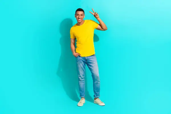 Neşeli Havalı Adamın Tam Boy Fotoğrafı Sarı Tişört Giyip Işareti — Stok fotoğraf