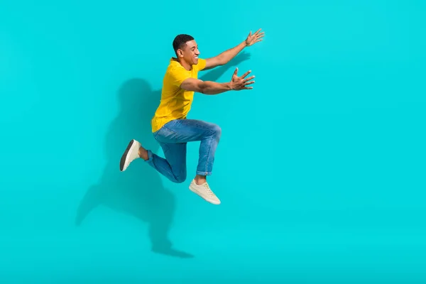 Полная Длина Профиля Фото Энергичный Сумасшедший Человек Прыжок Спешить Поднять — стоковое фото