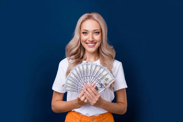 Foto Von Reichen Wunderschönen Mädchen Tragen Weiße Kleidung Zeigt Banknoten — Stockfoto