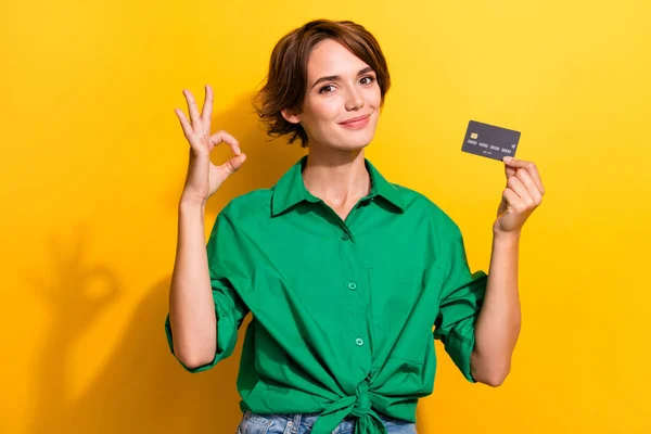 Foto Menina Confiante Encantador Vestido Camisa Verde Crescente Cartão Crédito — Fotografia de Stock