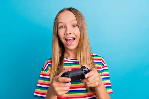 Fotografie Nadšené Školačky Rovnými Vlasy Oblečené Pruhované Tričko Držet Playstation — Stock fotografie