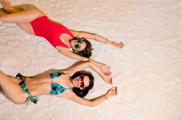 Sevimli Güzel Kadınların Bikini Giyip Kollarını Kaldırarak Kumsalda Boş Yer — Stok fotoğraf