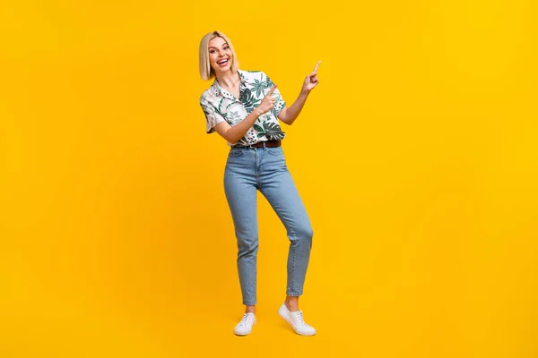 Full Lengde Bilde Imponert Jente Kledd Trykk Bluse Jeans Indikerer – stockfoto