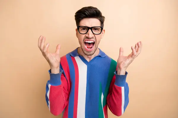 Photo Young Angry Caucasian Funny Guy Raised Hands Screaming Dissatisfied — Stock Photo, Image