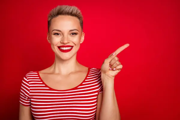 赤い色の背景に隔離された価格リストスパサロンを実証する若い少女歯の微笑みのTシャツの肖像 — ストック写真