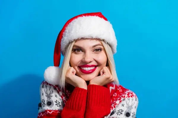 美しく平和な女性の写真 笑顔の腕をビーム タッチ頬骨クリスマスタイム ブルーカラーの背景に隔離 — ストック写真