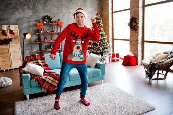 Retrato Tamaño Completo Del Joven Alegre Despreocupado Disfruta Bailando Navidad —  Fotos de Stock