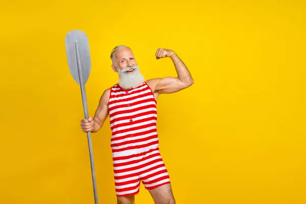 Foto Von Imposanten Starken Alten Mann Präsentieren Seine Muskeln Bizeps — Stockfoto